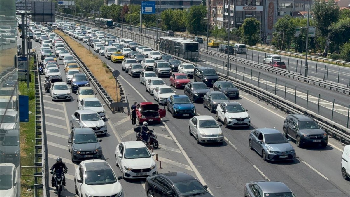 İstanbul'da, Kurban Bayramı'nın ikinci gününde kentin bazı noktalarında trafik yoğunlaştı. Sabah...