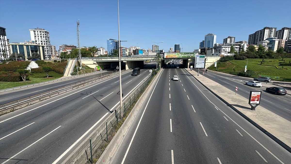 İstanbul'da Kurban Bayramı'nın ilk günü sabah saatlerinde ana yollar, bağlantı yolları ve toplu...