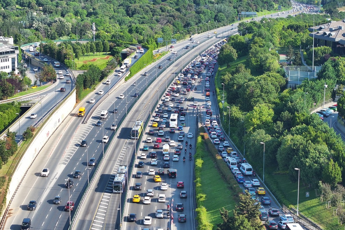 İstanbul'da Kurban Bayramı tatilinin ardından haftanın ilk iş gününde trafikte yoğunluk yaşandı....