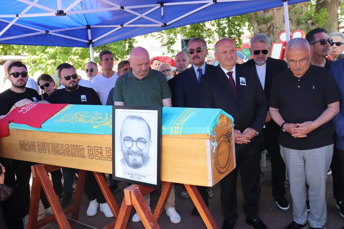 İstanbul'da tedavi gördüğü hastanede hayatını kaybeden yapımcı Ahmet Selim Tuncer'in (66)...