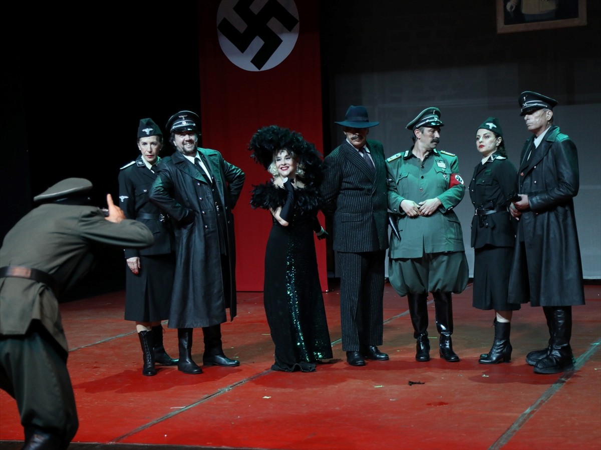 İstanbul Büyükşehir Belediyesi (İBB) Şehir Tiyatrolarının "Yaşamak mı Yoksa Ölmek mi" oyunu, Kuzey...