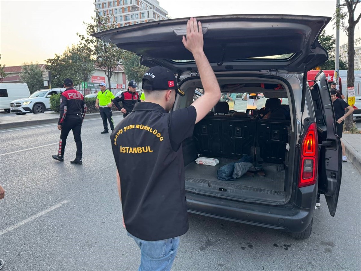 İstanbul Emniyet Müdürlüğü ekiplerince, suçla mücadele kapsamında faillerin tespiti ve yakalanması...