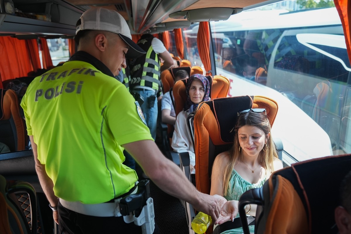 İstanbul Emniyet Müdürlüğü ekiplerinin Kurban Bayramı dolayısıyla Büyük İstanbul Otogarı'nda...