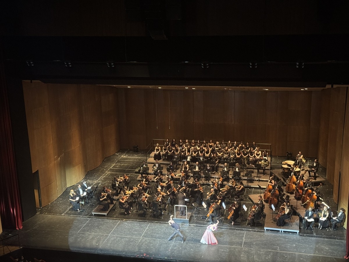 İstanbul Filarmoni Derneği, kuruluşunun 80. yıl dönümünü Atatürk Kültür Merkezi'nde (AKM)...