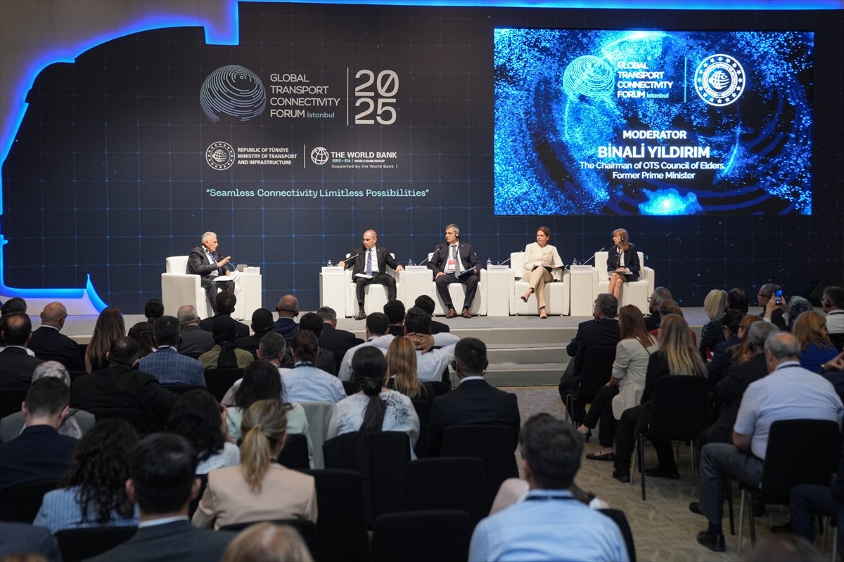İstanbul Kongre Merkezi'nde düzenlenen "Küresel Ulaştırma Koridorları Forumu" kapsamında, Türk...