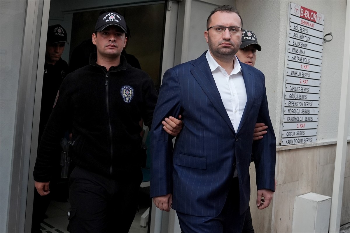 İstanbul merkezli 4 ayrı yolsuzluk soruşturması kapsamında gözaltına alınan Büyükçekmece Belediye...