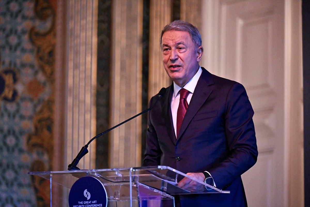 İstanbul Üniversitesi ile Büyük Sanat Vakfının işbirliğiyle "Savaş ve Barış'ın Gölgesinde...