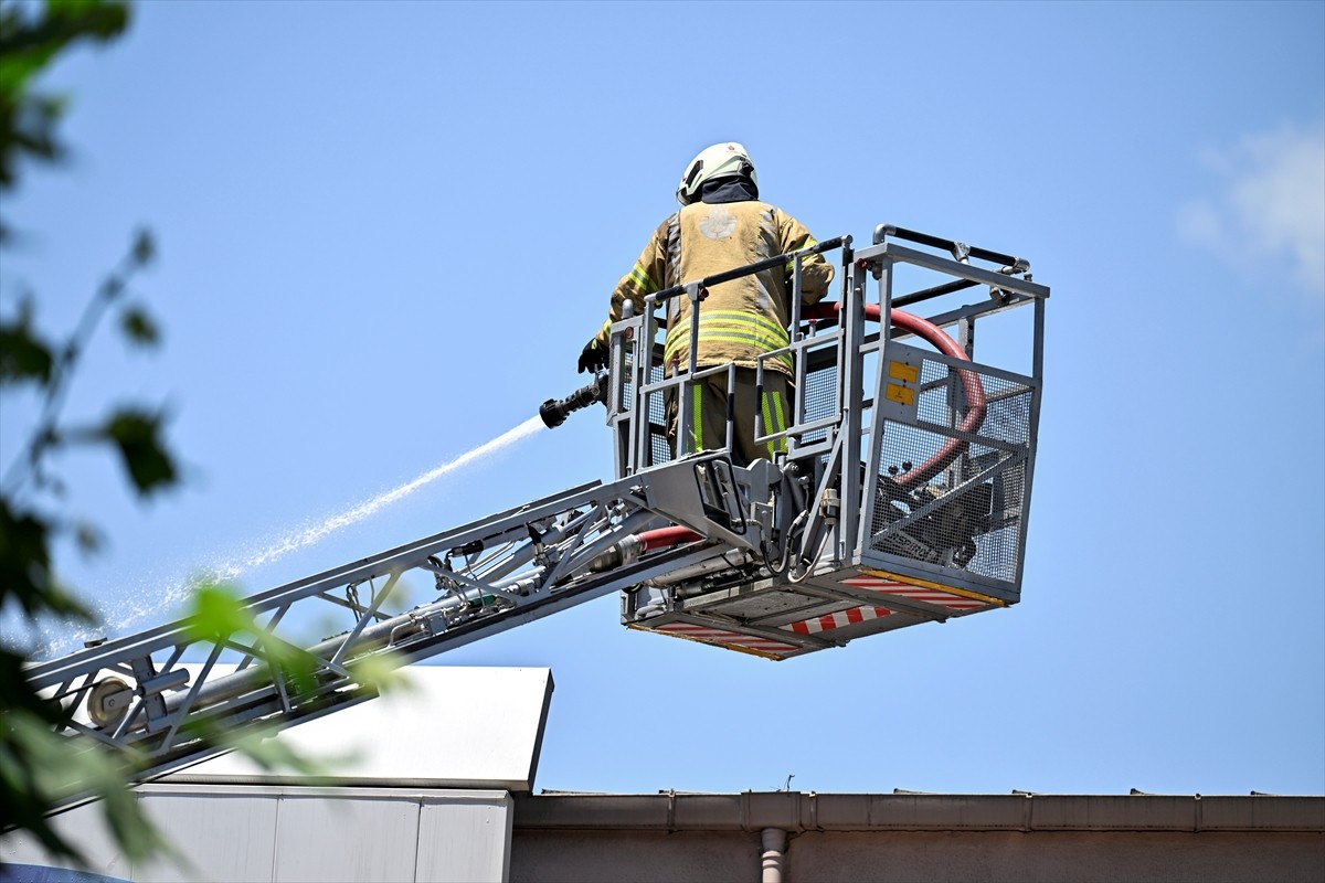 İstanbul Üsküdar'da, bir sosyal tesiste çıkan yangın itfaiye ekiplerinin müdahalesiyle...