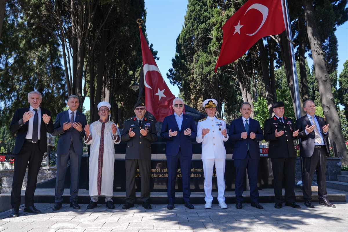 İstanbul Valisi Davut Gül (ortada), 1. Ordu Komutanı Orgeneral Metin Tokel (sol 2), İl Emniyet...