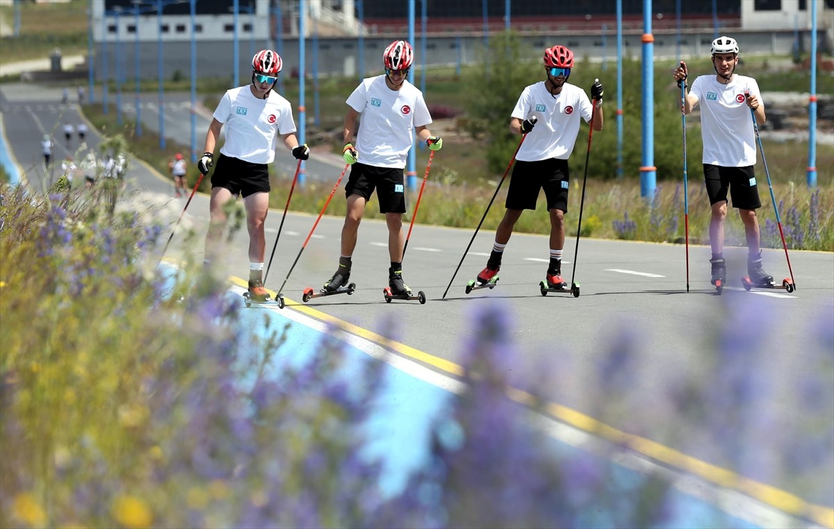 İtalya'da düzenlenecek Milano-Cortina 2026 Kış Olimpiyat Oyunları'na hazırlanan Kayaklı Koşu Milli...