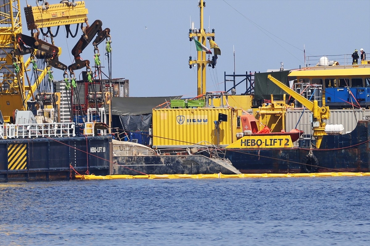 İtalya'da geçen yıl demirliyken fırtınada batması sonucu 7 kişinin hayatını kaybettiği "Bayesian"...