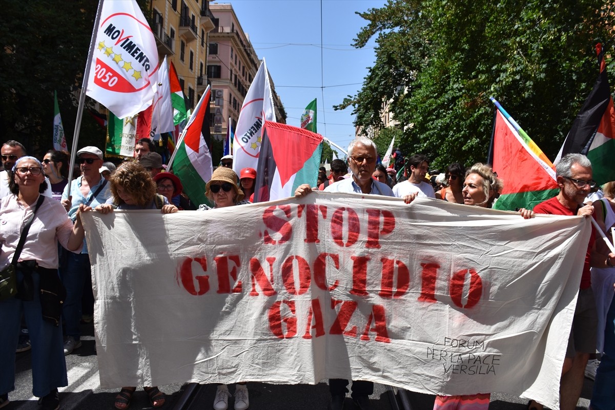 İtalya'da muhalefetteki sol partilerinin organizasyonuyla "Gazze'de katliamı durdurun, suç...