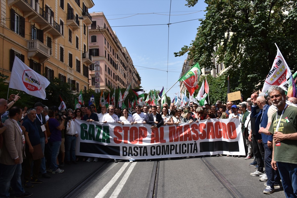 İtalya'da muhalefetteki sol partilerinin organizasyonuyla "Gazze'de katliamı durdurun, suç...