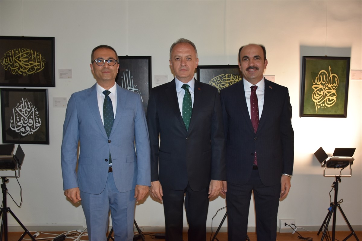 İtalya'nın başkenti Roma'da "Mistisizm: Doğu ile Batının Buluştuğu Köprü" sempozyumu düzenlendi ve...