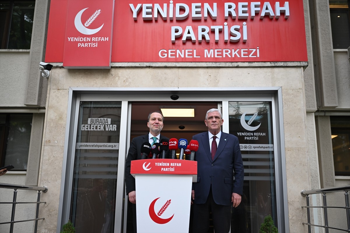 İYİ Parti Genel Başkanı Müsavat Dervişoğlu, beraberindeki heyetle Yeniden Refah Partisi Genel...