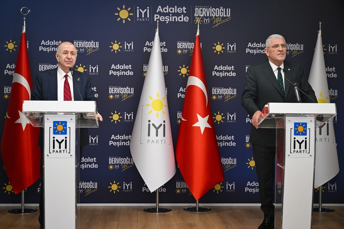İYİ Parti Genel Başkanı Müsavat Dervişoğlu (sağda), Zafer Partisi Genel Başkanı Ümit Özdağ (solda)...