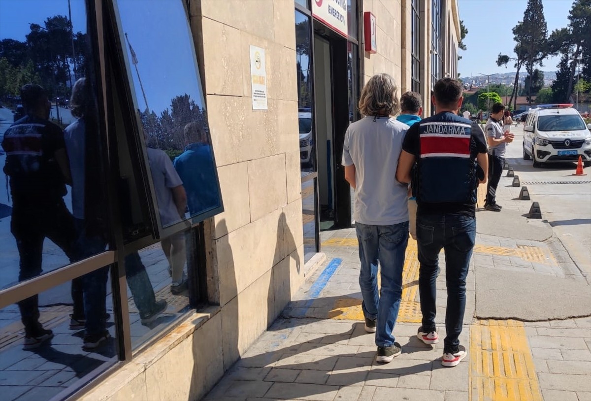 İzmir'de sosyal medyada terör örgütlerinin propagandasını yaptıkları iddia edilen 5 şüpheli...