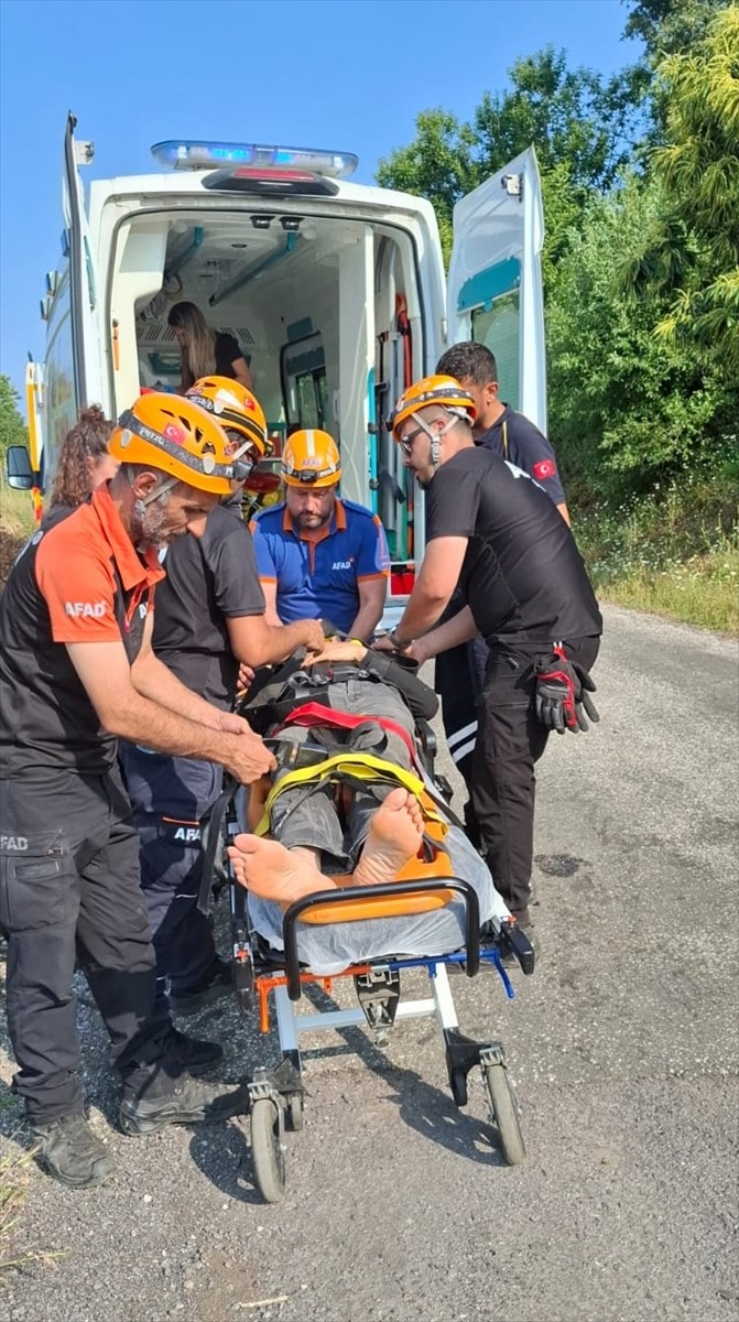 İzmir'in Beydağ ilçesinde, kalkışın ardından kayalık alana düşen yamaç paraşütünün pilotu...