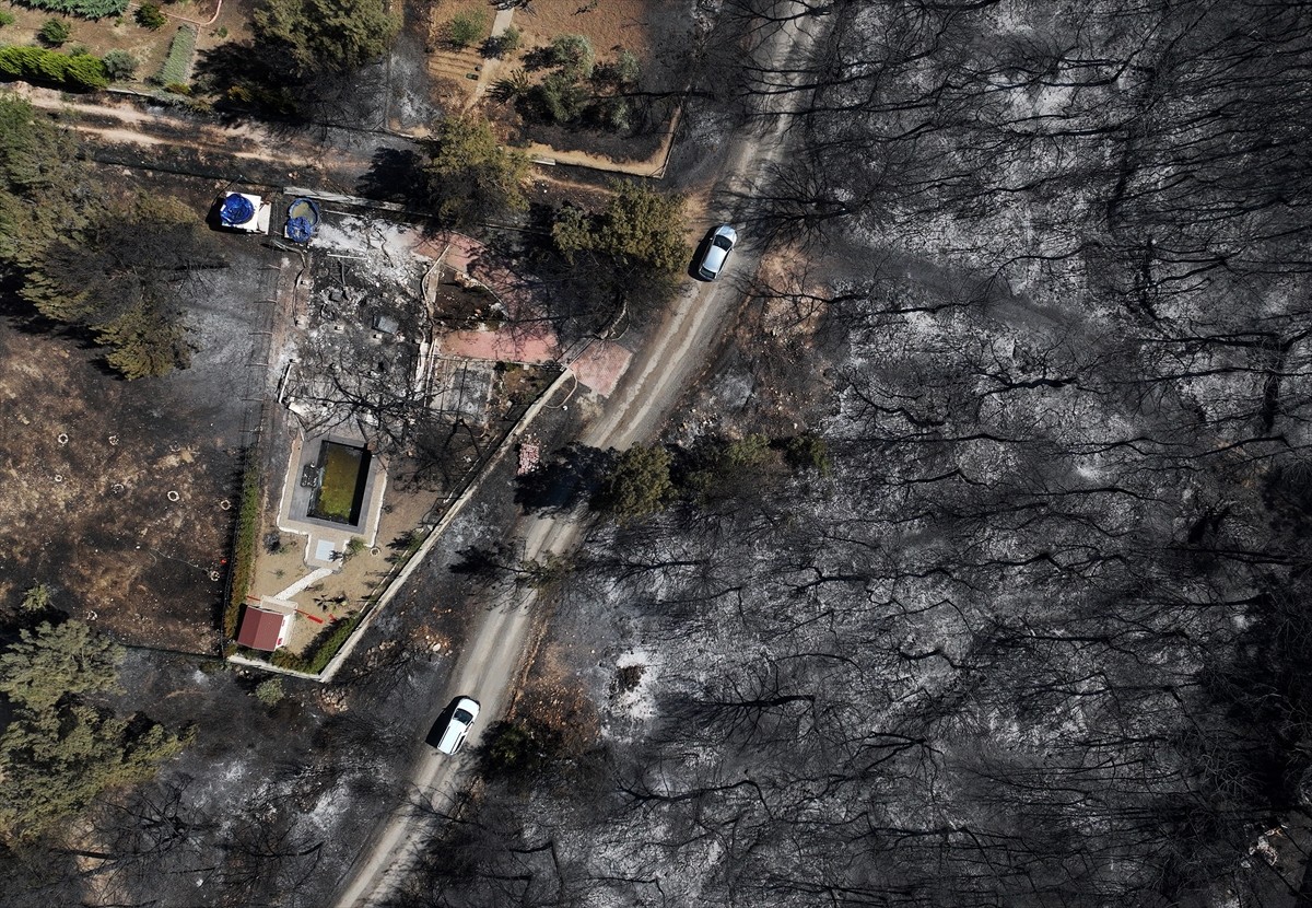 İzmir'in Bornova ilçesi Yakaköy Mahallesi'nde dün bir evin çatısındaki tadilat sırasında...