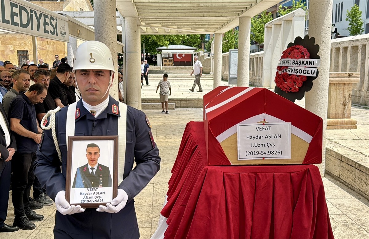 İzmir'in Bornova ilçesinde meydana gelen trafik kazasında hayatını kaybeden Jandarma Uzman Çavuş...