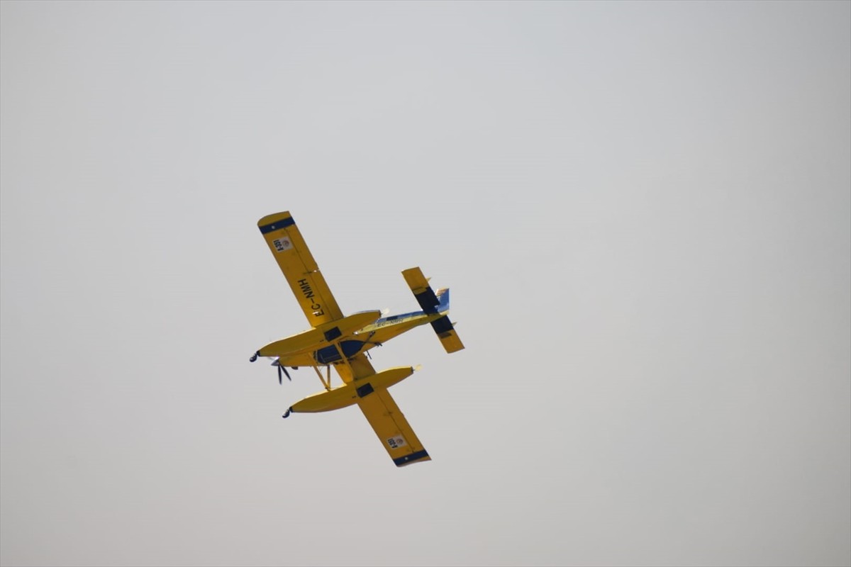 İzmir'in Bornova ilçesinde tarım arazisinde başlayıp ormana sıçrayan yangına karadan ve havadan...