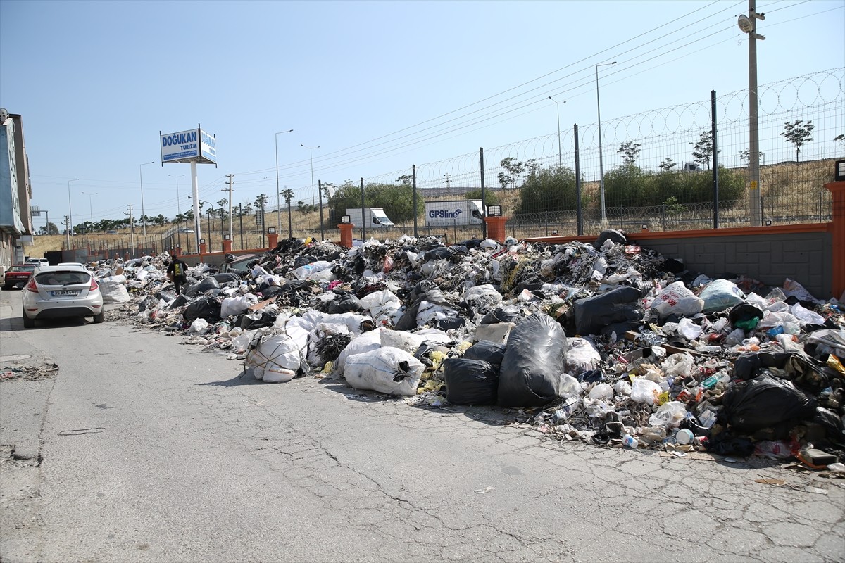 İzmir'in Bornova ilçesindeki Işıkkent Ayakkabıcılar Sitesi'nde ayakkabı üretimi yapan işletmelerin...