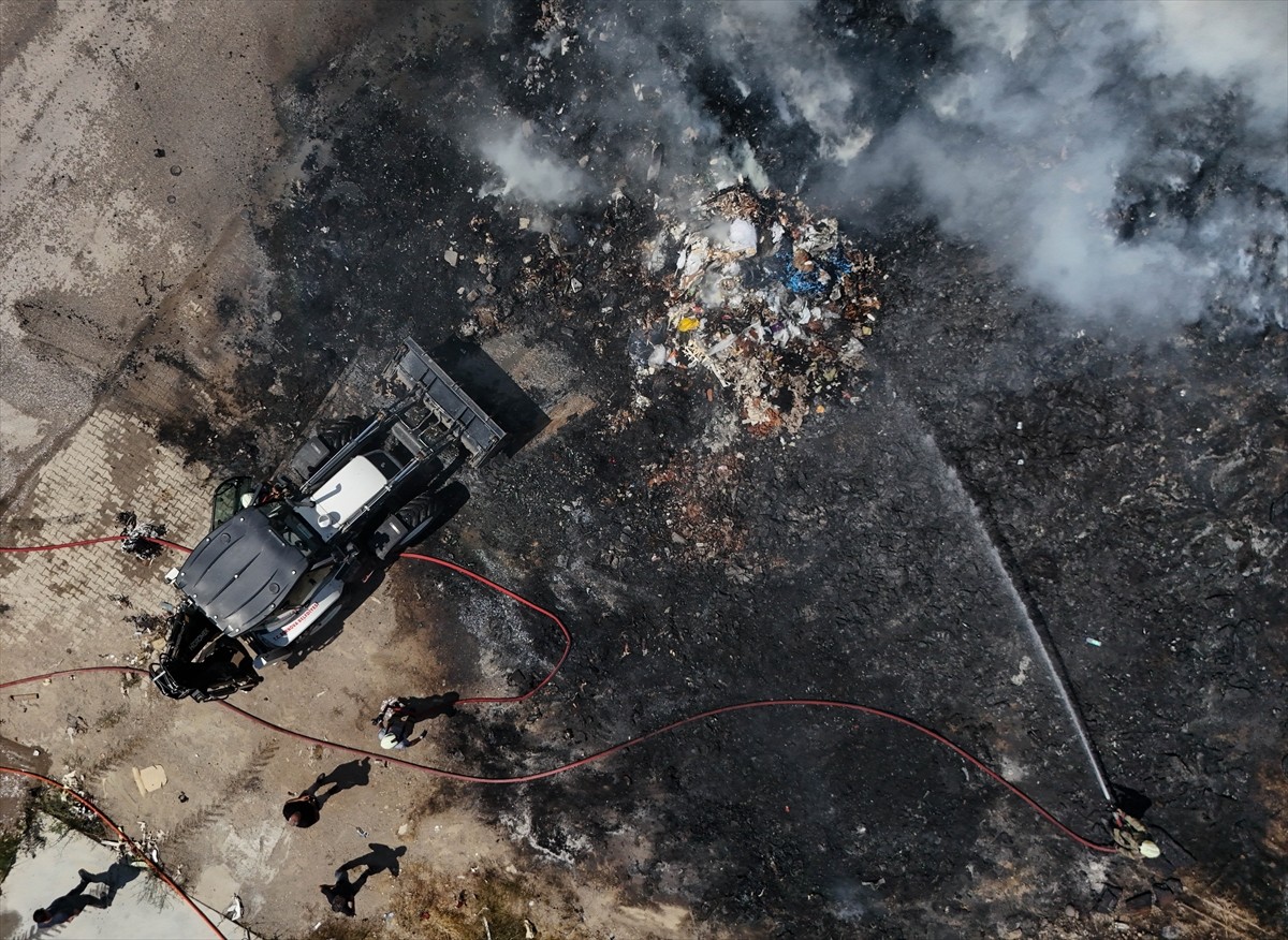 İzmir'in Bornova ilçesindeki Işıkkent Ayakkabıcılar Sitesi çevresindeki atık yığınında çıkan...