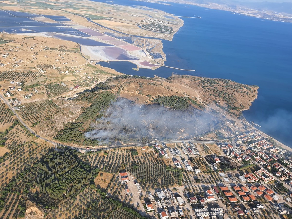 İzmir'in Dikili ilçesinde makilik ve çamlık alanda çıkan yangına karadan ve havadan müdahale...