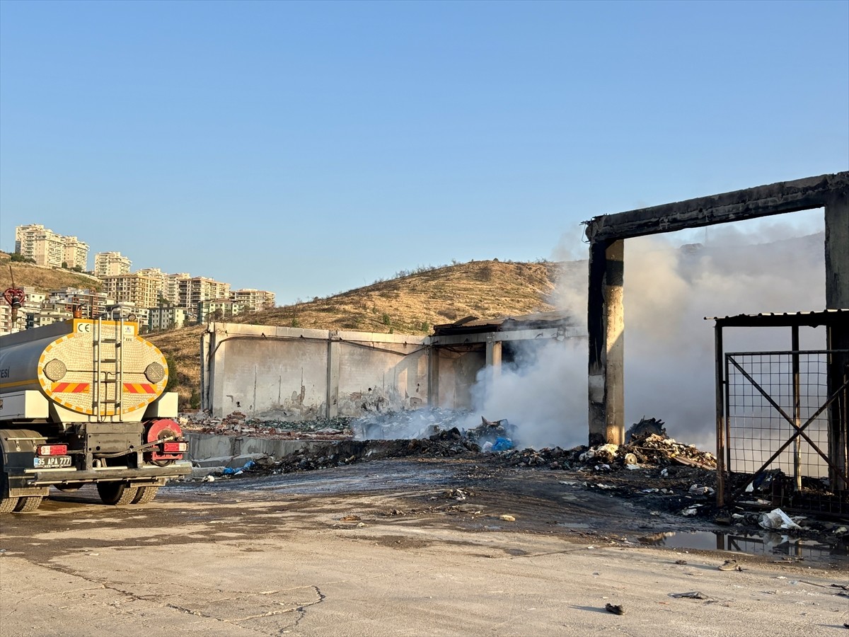 İzmir'in Karşıyaka ilçesinde katı atık bertaraf tesisinde çıkan yangın, itfaiye ekiplerince...