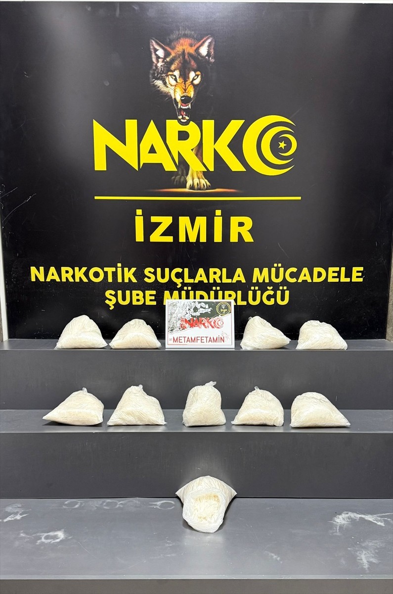 İzmir'in Menemen ilçesinde bir araçta 10 kilo 40 gram sentetik uyuşturucu ele geçirildi, gözaltına...