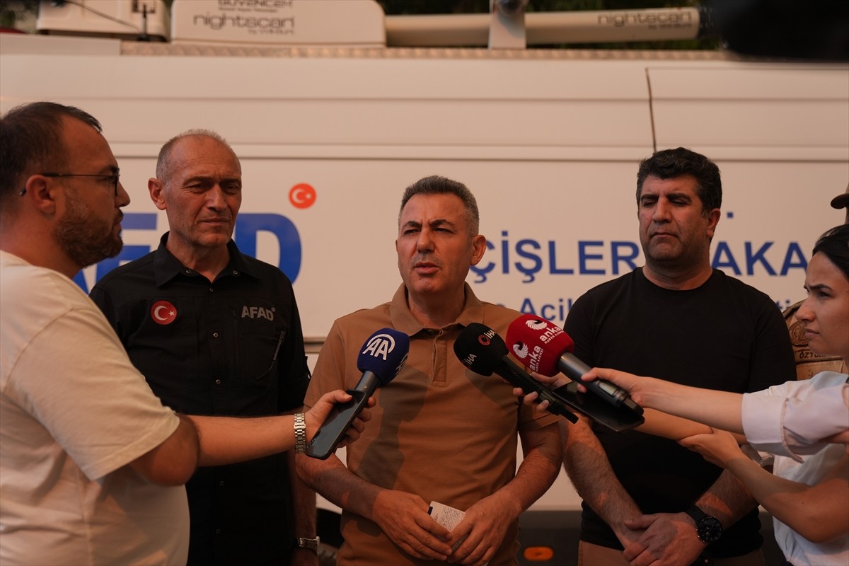 İzmir Valisi Süleyman Elban, Yangın koordinasyon merkezinin bulunduğu Seferihisar'ın Atatürk...