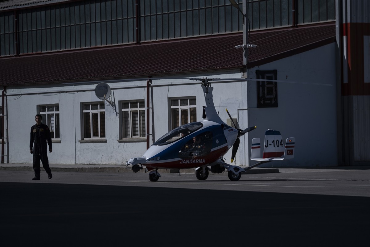 Jandarma Havacılık Komutanlığı tarafından çeşitli görevlerde 5 bin 500 uçuş saatine ulaşan...