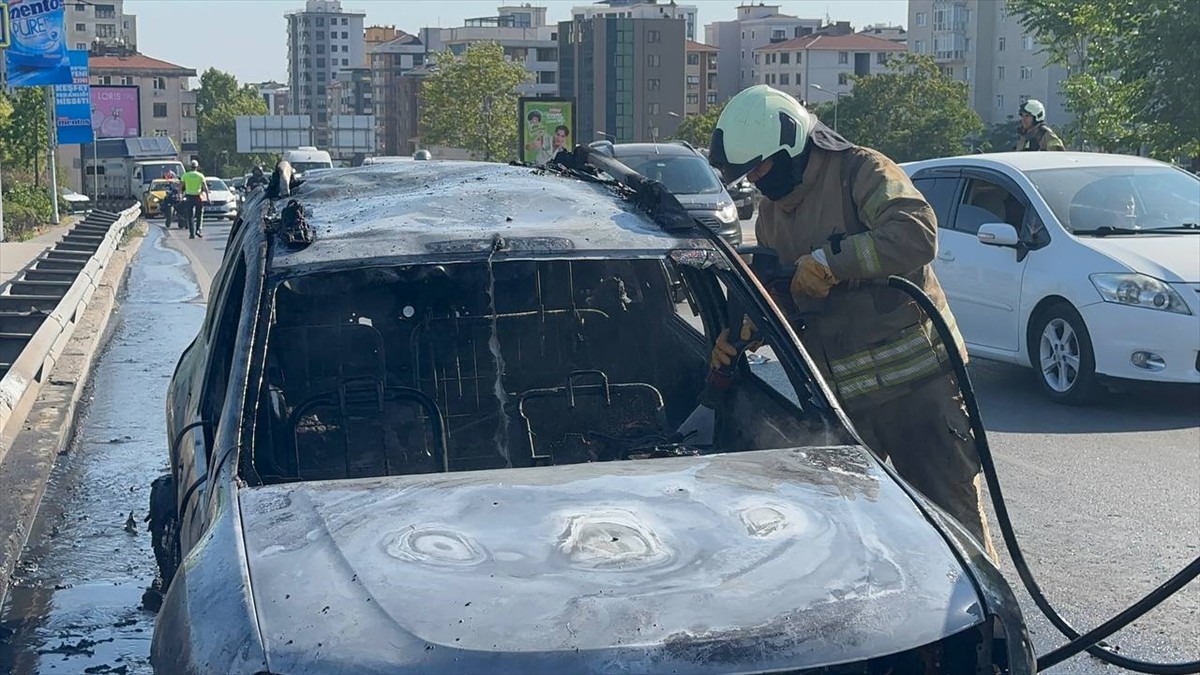 Kadıköy'de köprü üzerindeki hafif ticari araçta çıkan yangın itfaiye ekiplerince...