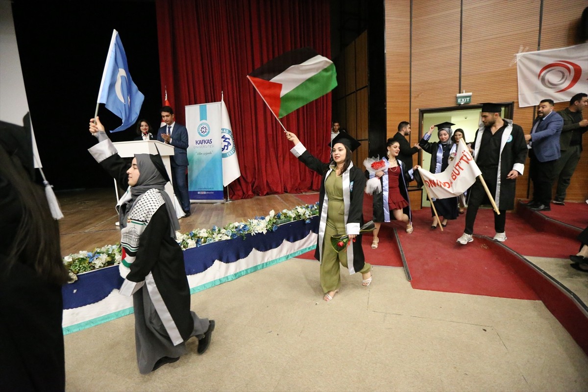 Kafkas Üniversitesi (KAÜ) Dede Korkut Eğitim Fakültesi'nin mezuniyet töreninde, öğrenciler...