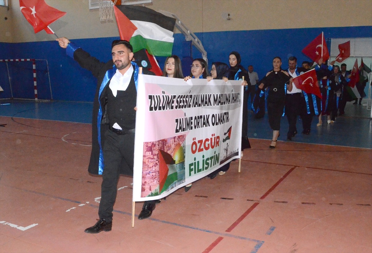 Kafkas Üniversitesinin mezuniyet törenine öğrenciler, Türkiye ve Filistin bayrakları ile "Zulme...