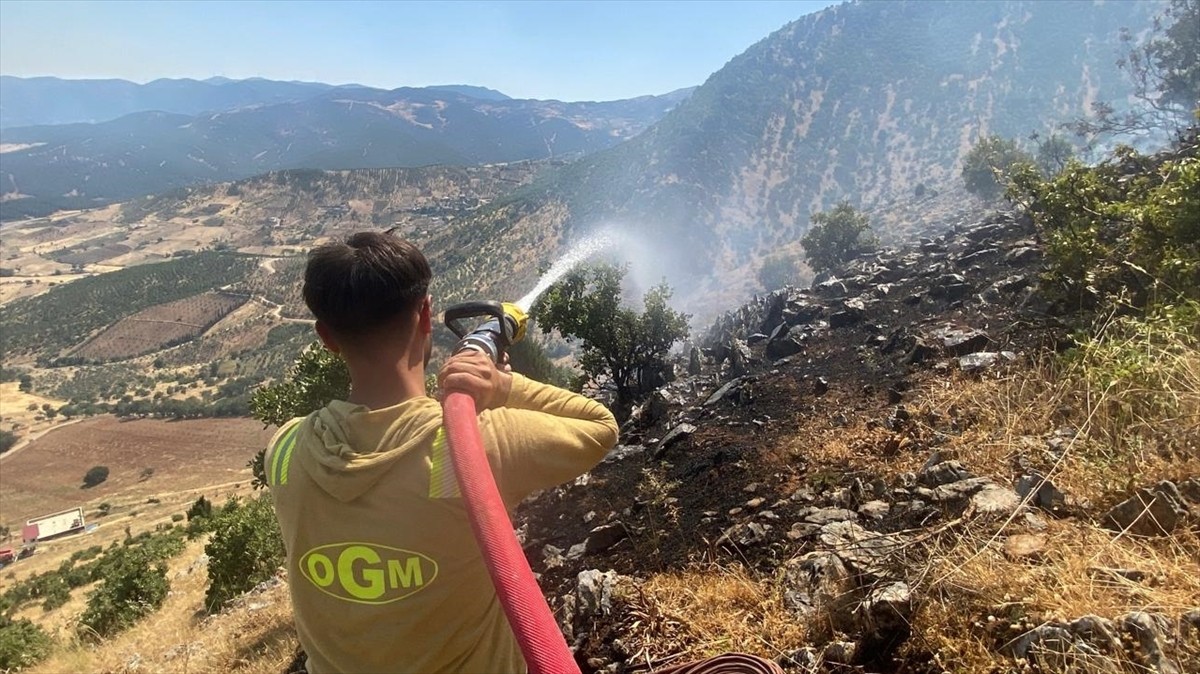 Kahramanmaraş'ın Türkoğlu ilçesinde dün sabah çıkan orman yangınını söndürme çalışmaları havadan...
