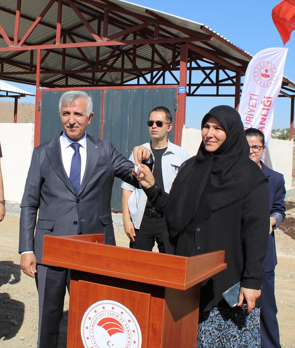 Kahramanmaraş'ın Türkoğlu ilçesinde "Ahırların Temel Atma ve Anahtar Teslim Töreni" düzenlendi. ...