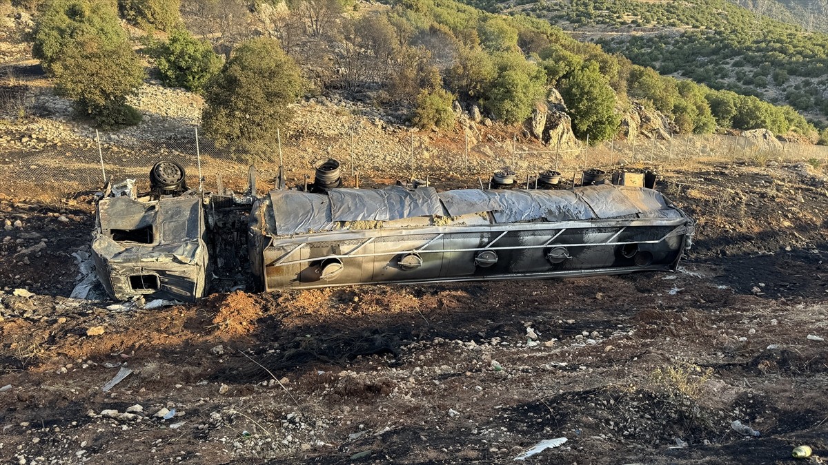 Kahramanmaraş'ta şarampole devrilen bitkisel yağ yüklü tırda çıkan yangın söndürüldü.