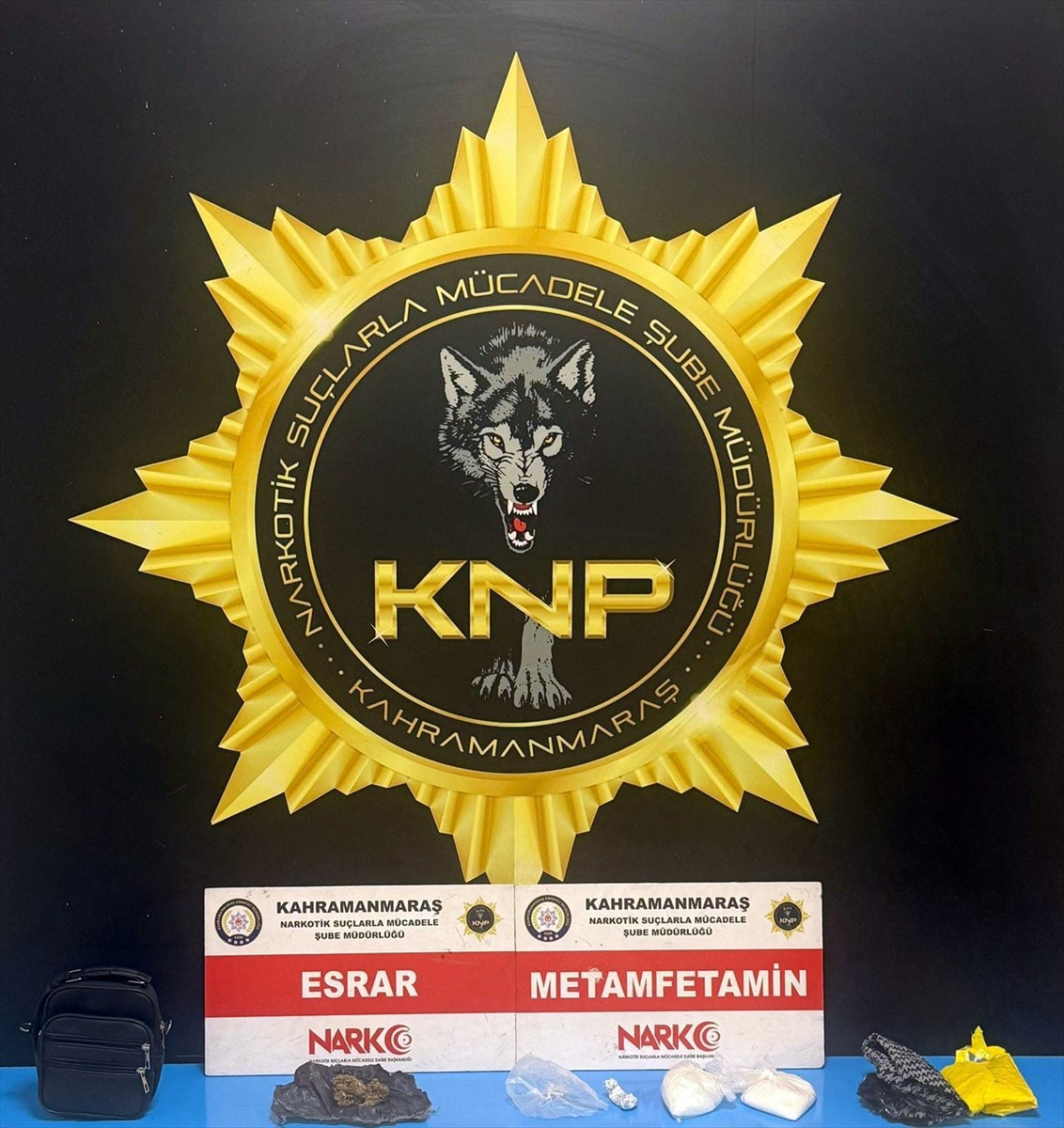 Kahramanmaraş'ta uyuşturucu ticareti yaptıkları iddiasıyla gözaltına alınan 3 zanlı tutuklandı....