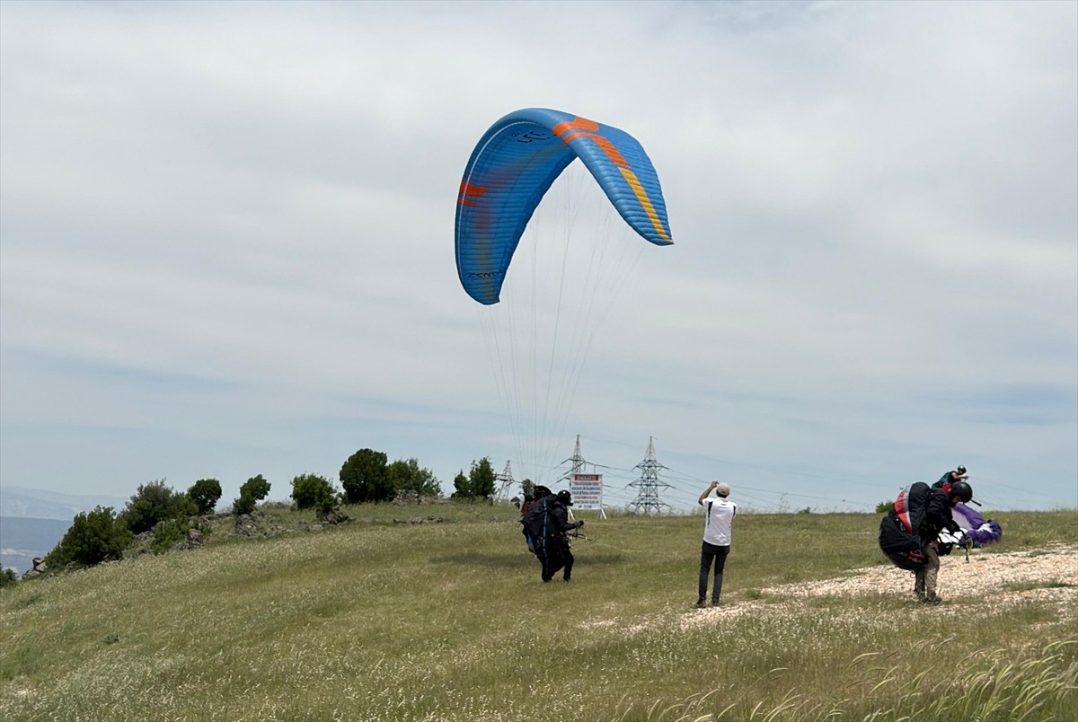 Kahramanmaraş'tan yamaç paraşütüyle 7 saat 21 dakikada 238 kilometre yol kat ederek Şanlıurfa'ya...