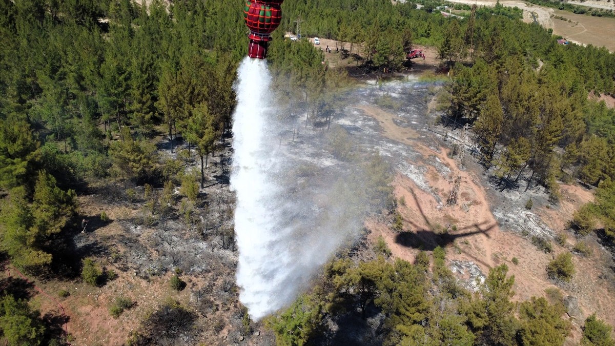 Karabük'te çıkan orman yangınına karadan ve havadan müdahale ediliyor.
