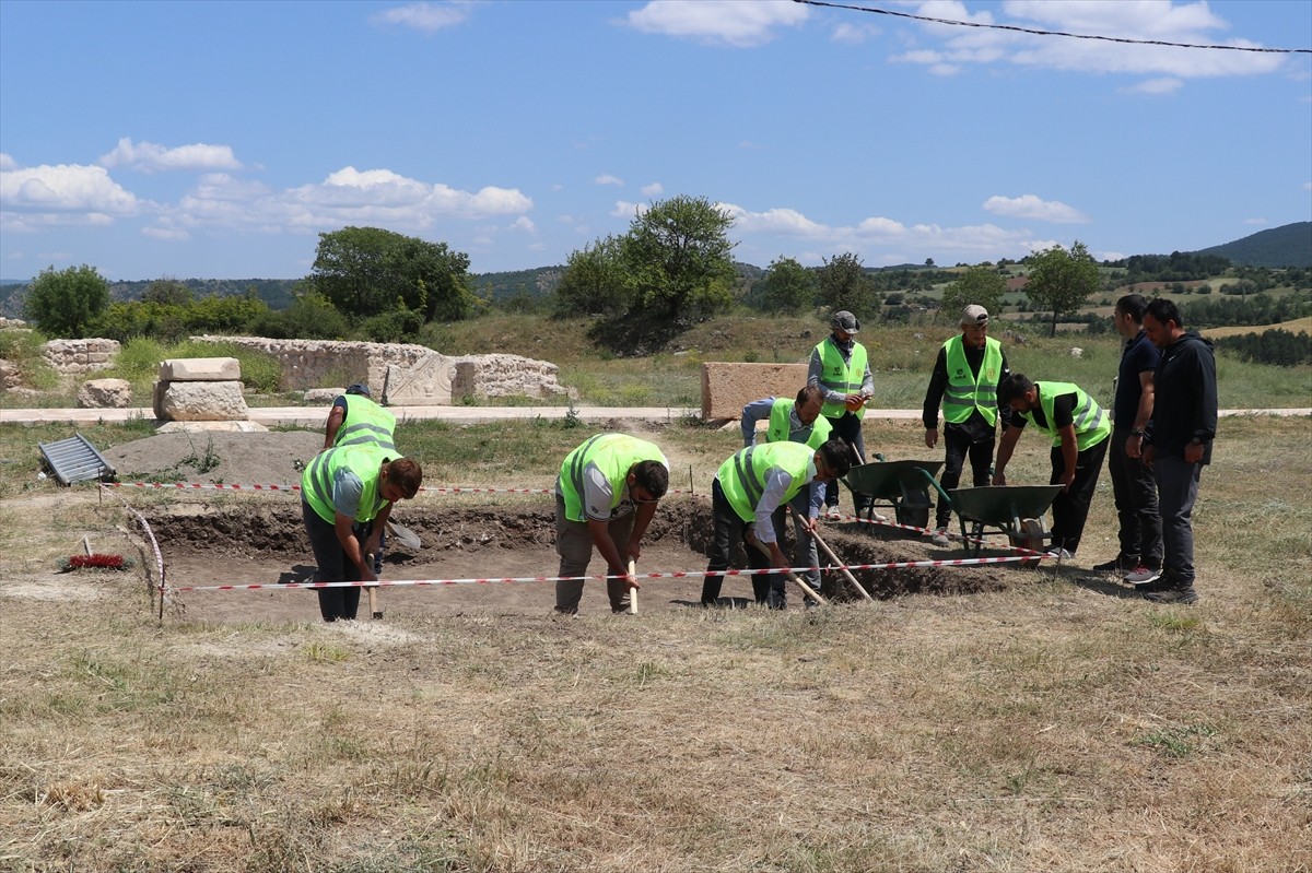 Karabük'ün Eskipazar ilçesindeki Hadrianopolis Antik Kenti'nde yürütülen kazı çalışmaları...