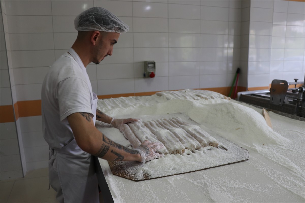 Karabük'ün Safranbolu ilçesinde lokum üreticileri, Kurban Bayramı'nda ağızları tatlandırmak için...