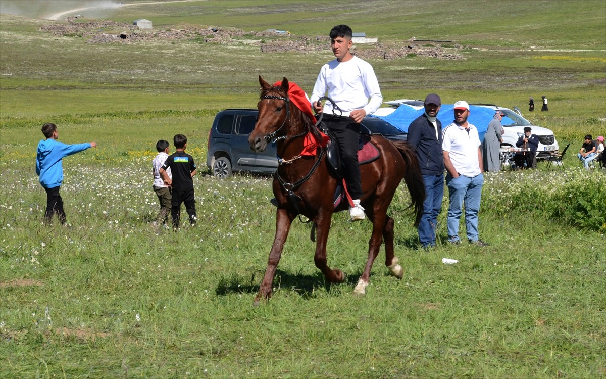 Kars'ın Sarıkamış ilçesinde "Köroğlu Köyü Yayla Festivali" düzenlendi. Köroğlu köyünün 3 bin...