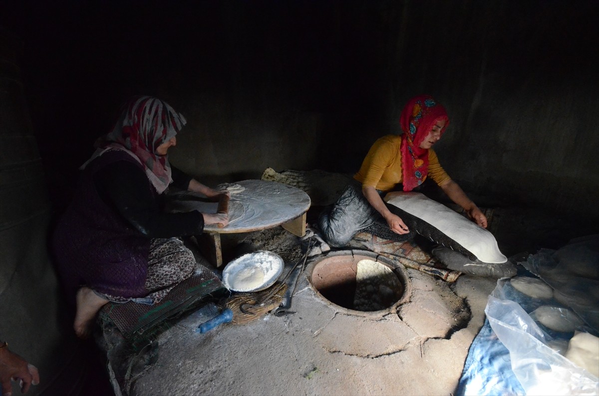 Kars'ın Sarıkamış ilçesindeki kadınlar, yaz sıcaklarında da tandır başında ekmek pişirmeye devam...