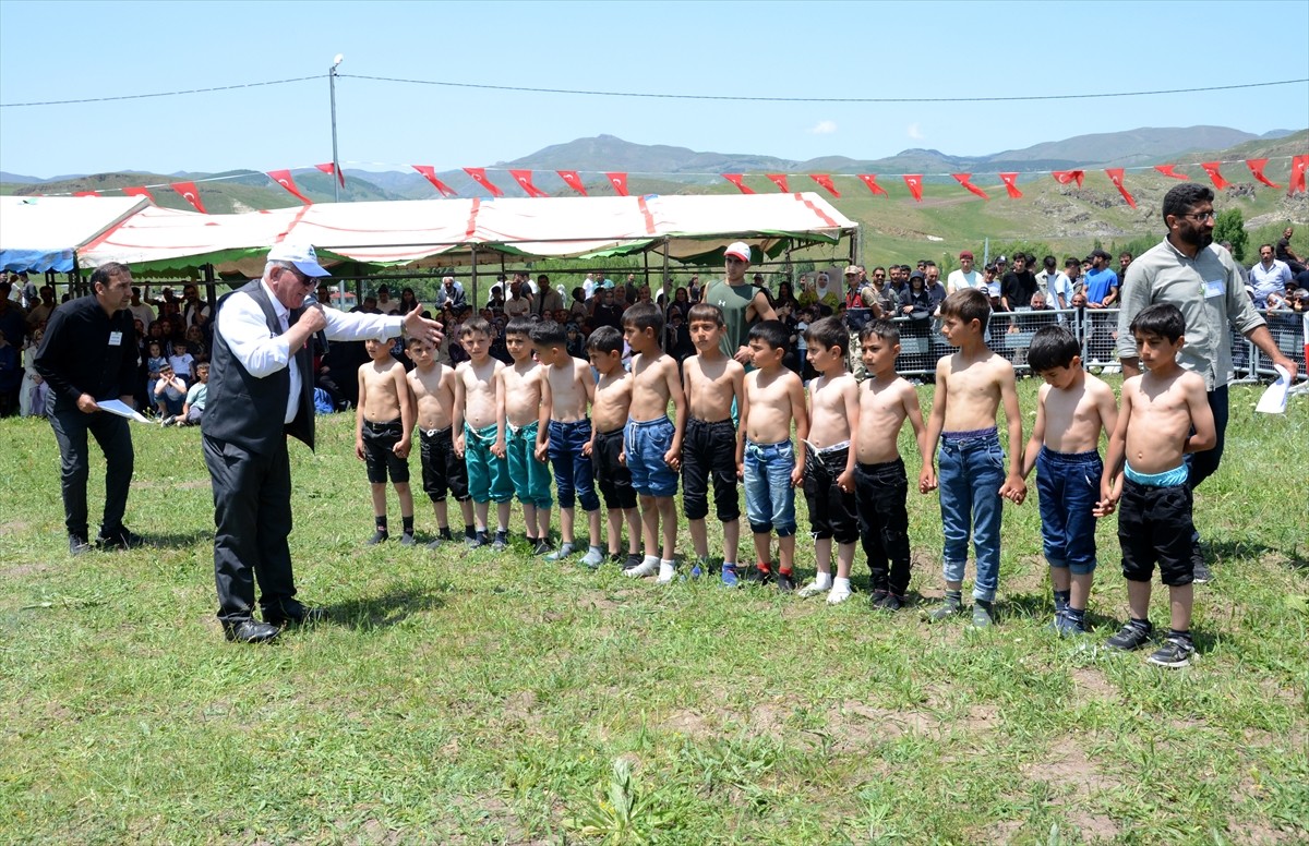 Kars'ın Sarıkamış ilçesine bağlı Karaurgan köyünde "110. Geleneksel Karaurgan Karakucak Güreş...
