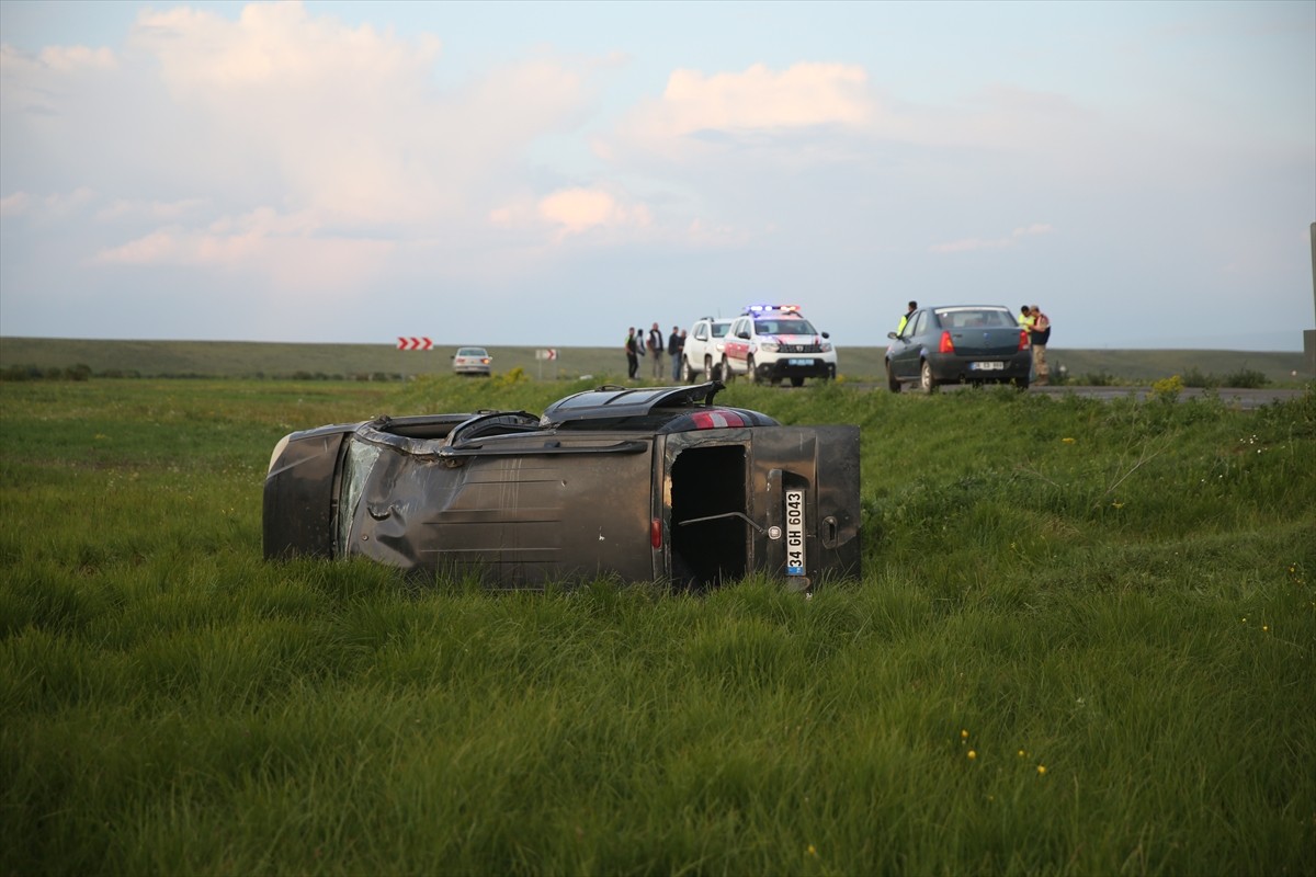 Kars'ın Selim ilçesinde şarampole devrilen hafif ticari araçtaki 5 kişi yaralandı. İhbar üzerine...