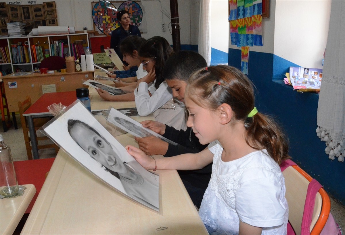 Kars'ta ilkokul öğrencilerinin, Türkiye'nin farklı şehirlerinden 15 ressamın hazırladığı kara...
