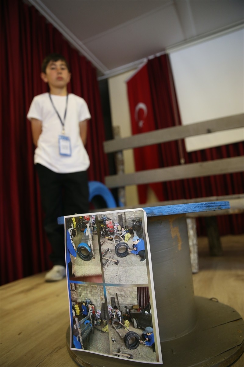 Kastamonu'nun Duruçay köyündeki ortaokulda öğrenciler köyden topladıkları atık malzemeler ile geri...