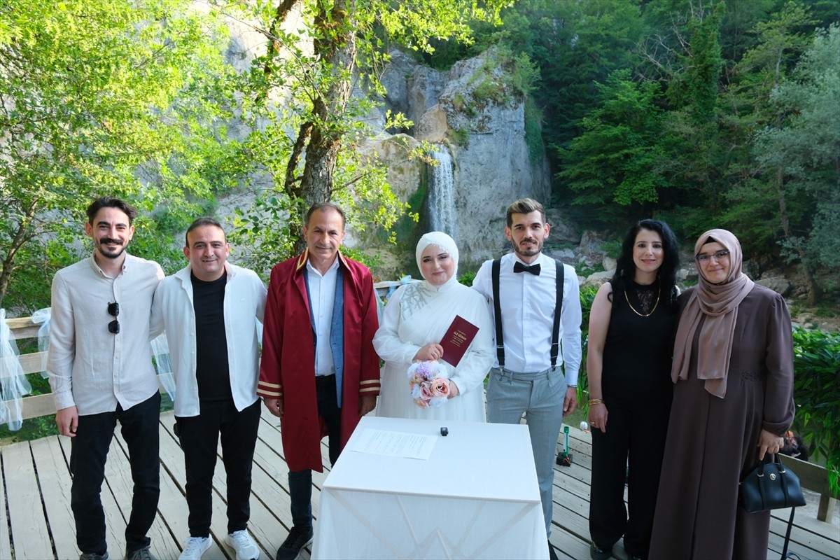 Kastamonulu çiftin nikahı Pınarbaşı ilçesindeki Ilıca Şelalesi'nde kıyıldı. Çiftin nikahını...